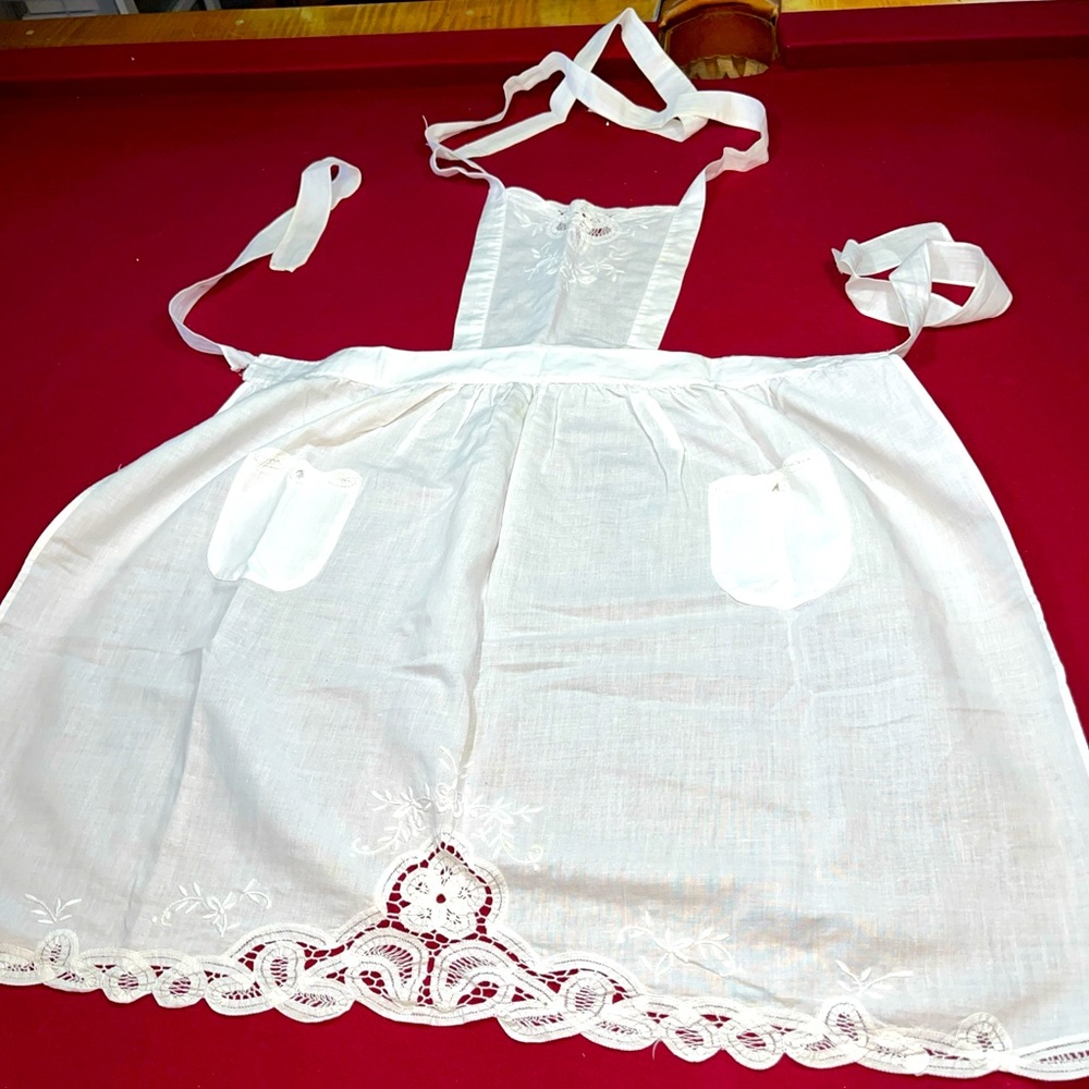 Vintage white linen Kitchen APRON Crocheted Flower Edges, 2 Front Pockets Dainty